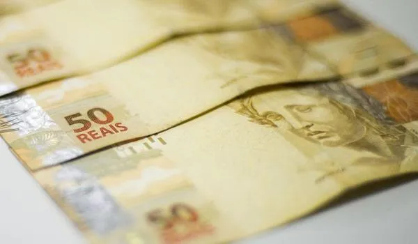 Bolsonaro sanciona MP que prevê pagamento de R$ 600 a trabalhadores informais