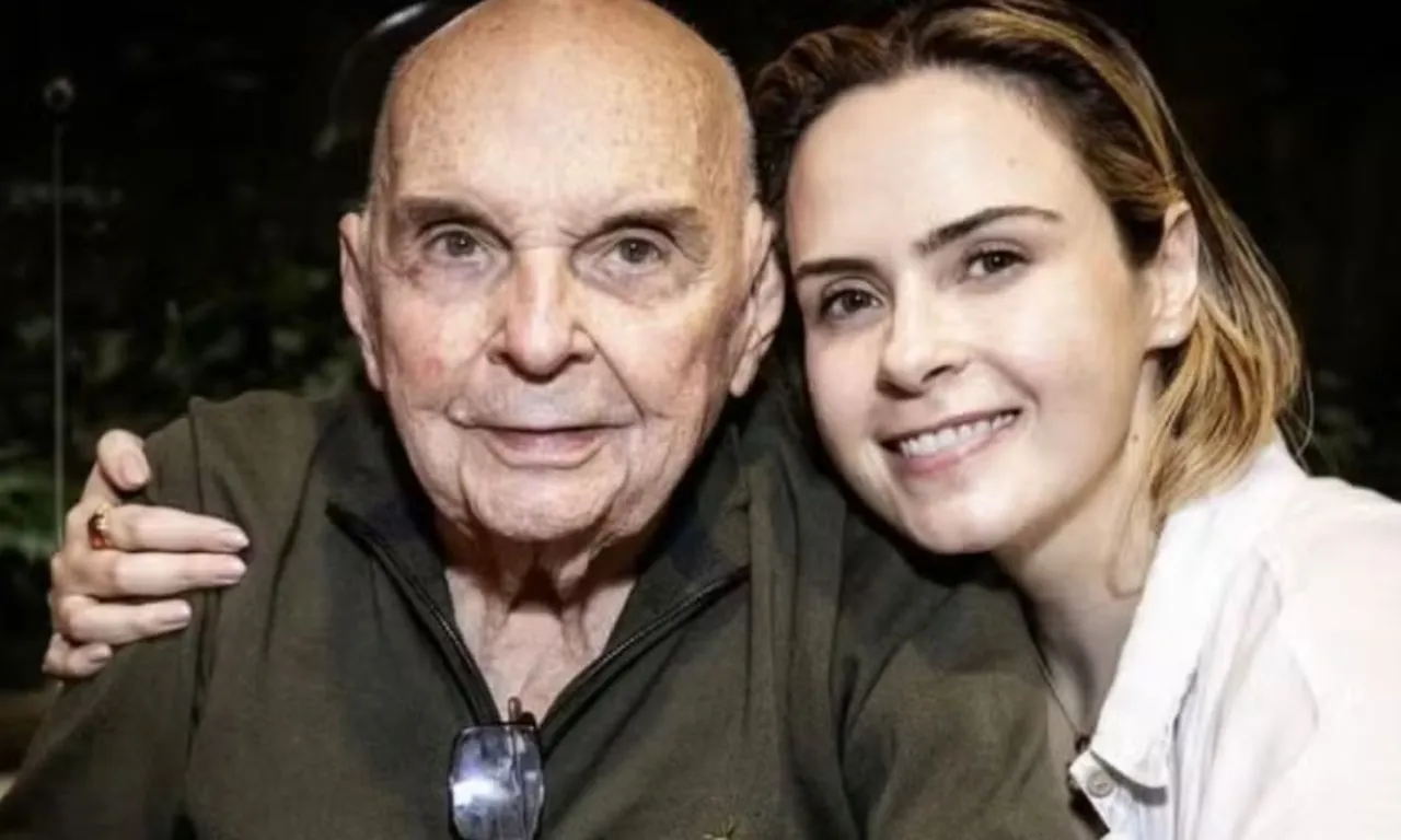 Ana Paula Renault é avisada da morte do pai e decide seguir no programa