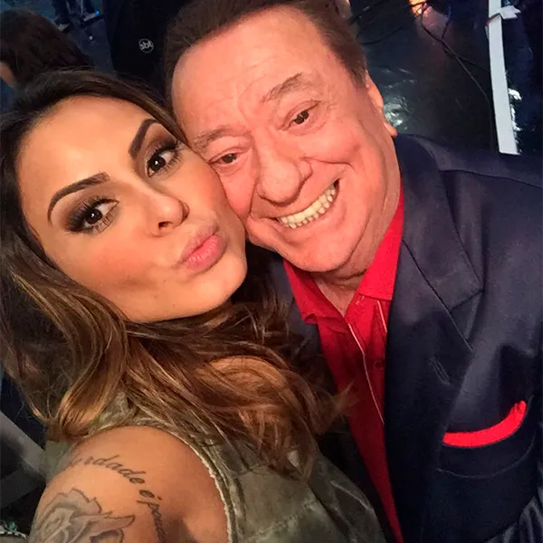 Alinne Rosa grava quadro e tieta Raul Gil