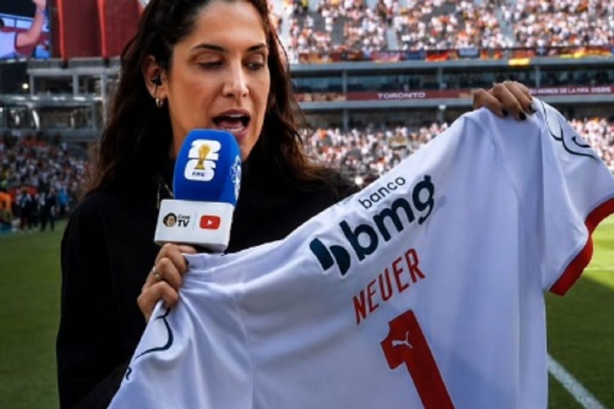 Rep&oacute;rter presenteia Neuer com camisa do Bahia. Reprodu&ccedil;&atilde;o | Caz&eacute; TV