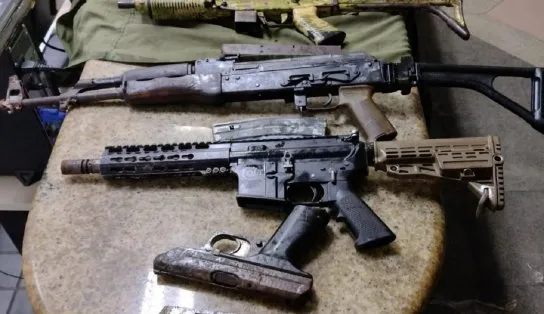 Fuzis, submetralhadora e pistola são apreendidos em Salvador; "armas seriam usadas na guerra do tráfico em Valéria"
