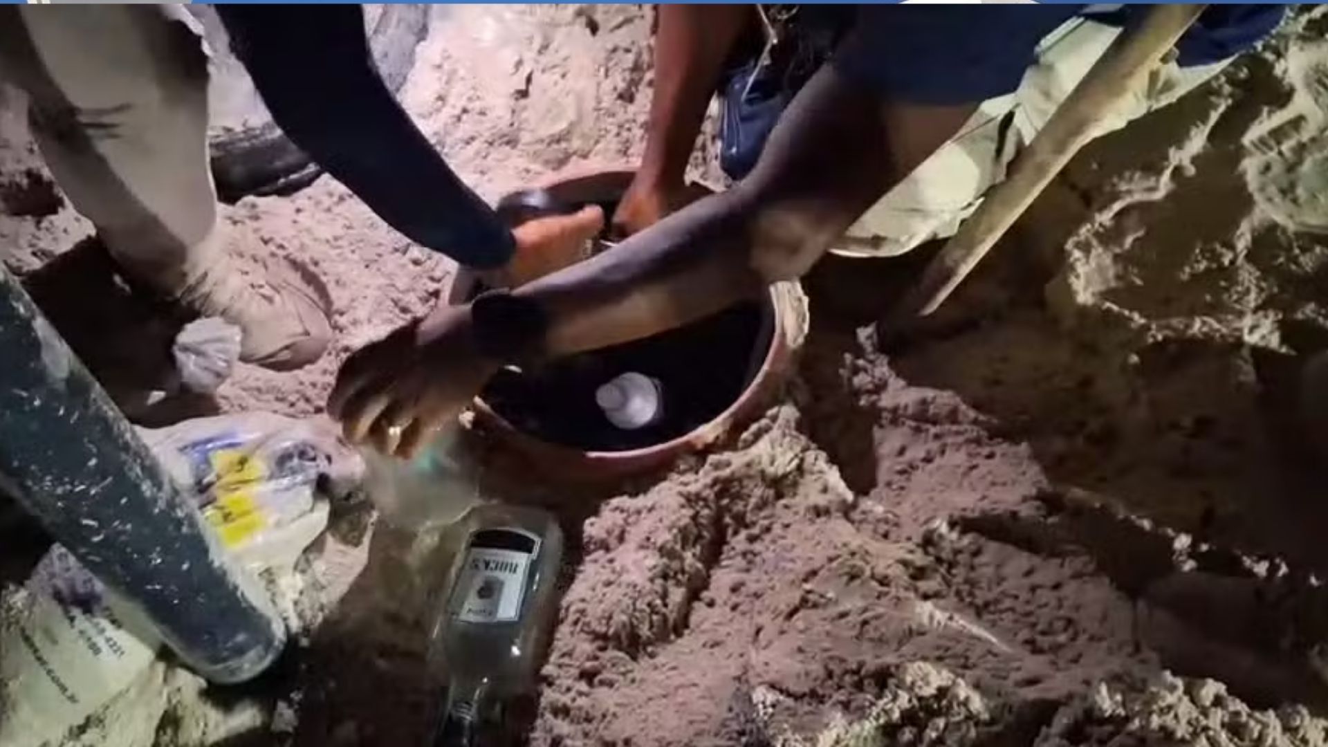 Bebidas s&atilde;o enterradas na praia antes do r&eacute;veillon. Foto: Divulga&ccedil;&atilde;o: Seop