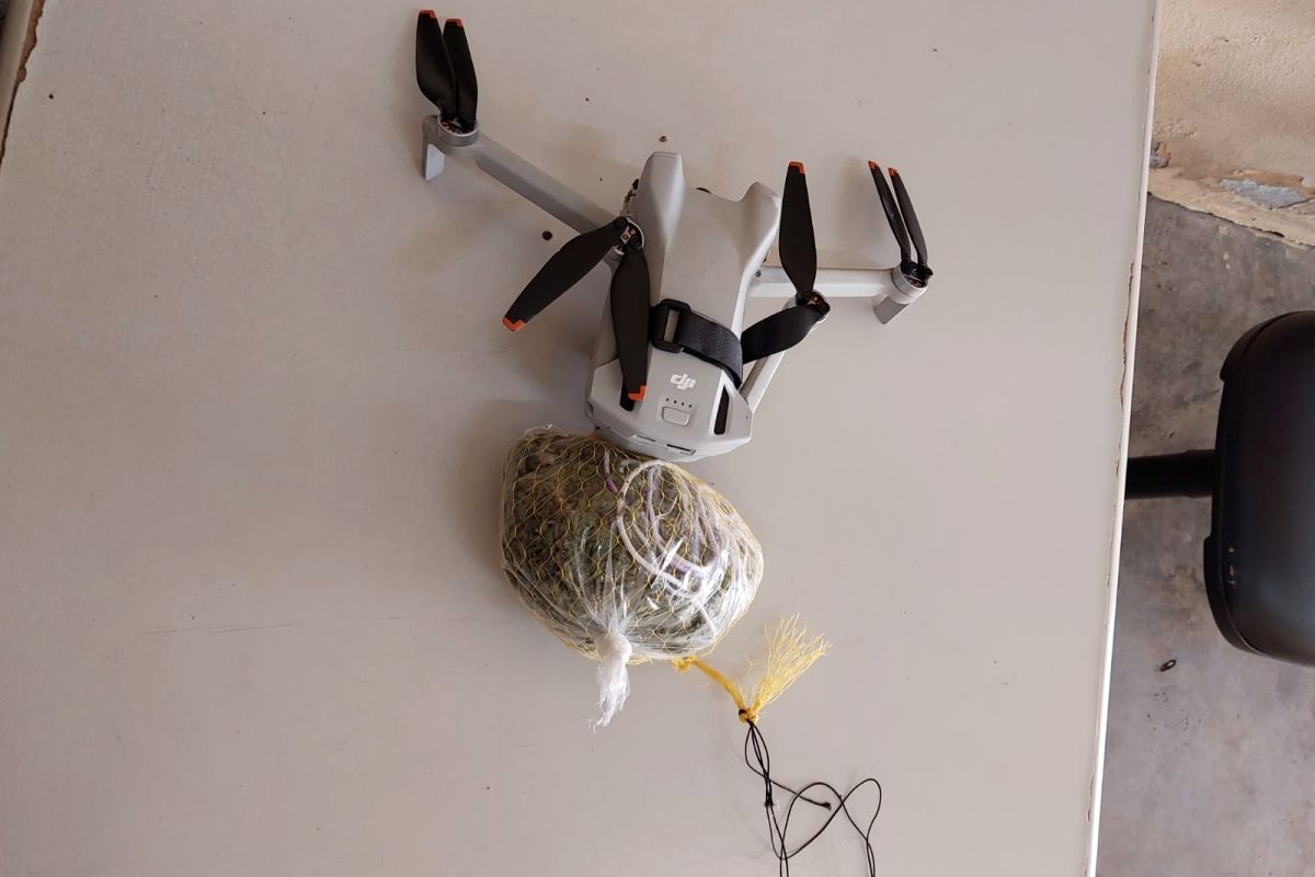 O drone que levava as drogas para o Presídio de Salvador ainda transportava aparelhos eletrônicos. Foto: Divulgação/Saeb