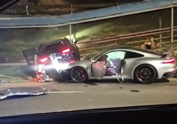 V&Iacute;DEO: Porsche fica debaixo de outro carro ap&oacute;s acidente na Av. Paralela.| Foto: Redes Sociais