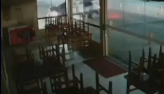 Câmera de segurança flagra carro desgovernado que invade e destrói restaurante em Itabuna; veja vídeo