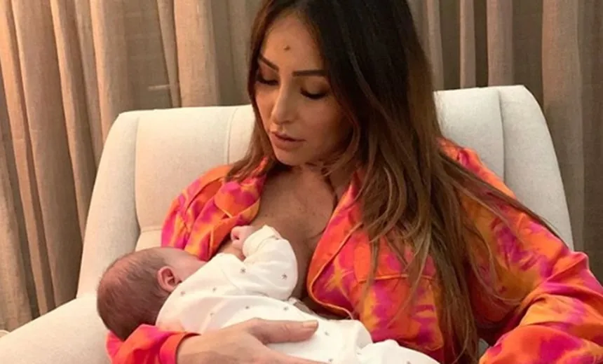 “Uma vaquinha”, brinca Sabrina Sato ao tirar leite para a filha; veja vídeo