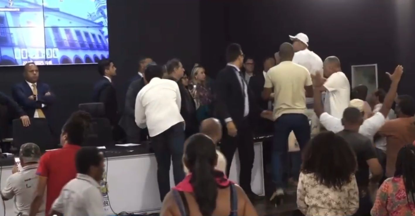 Sindicalistas Invadem Câmara De Salvador E Agridem Vereadores Durante Sessão