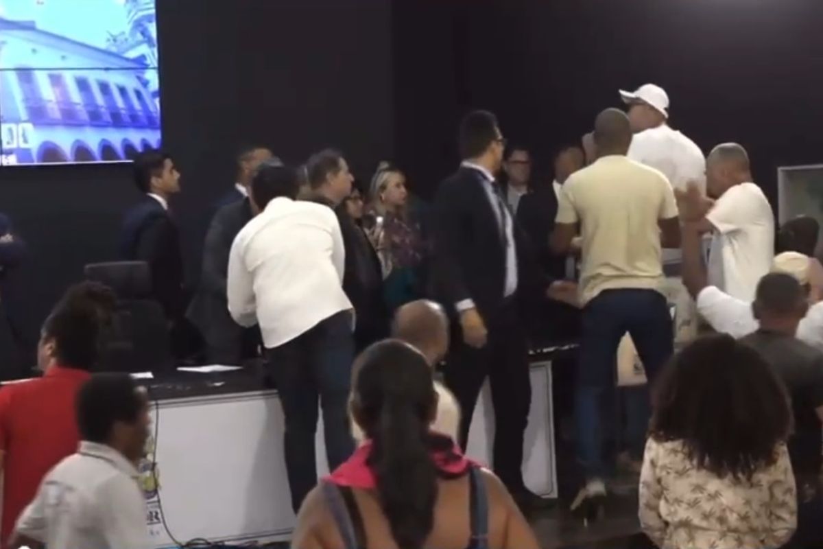 Sindicalistas Invadem C&acirc;mara De Salvador E Agridem Vereadores Durante Sess&atilde;o