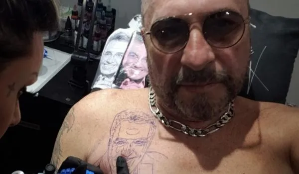 Diretor amigo de Gugu tatua o rosto do apresentador "do lado esquerdo do peito"