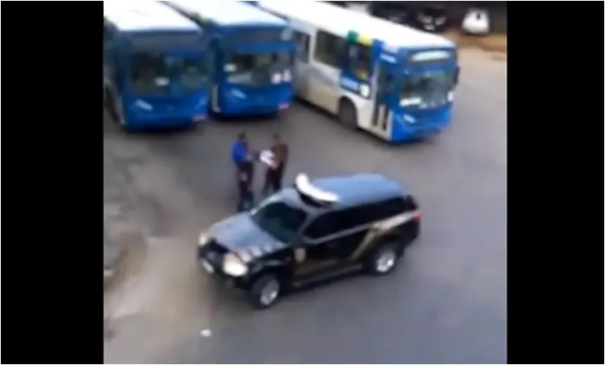 Polícia Federal faz ação na Estação da Lapa após denúncia de ônibus com adesivos do PT