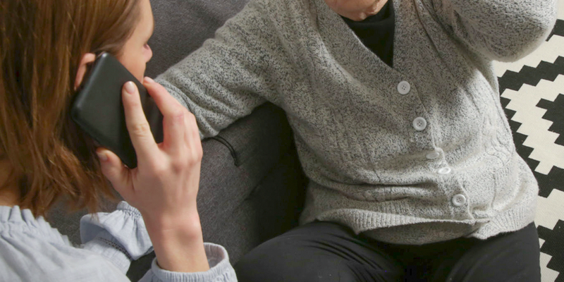 Se uma pessoa estiver sofrendo um Acidente Vascular Cerebral (AVC), a atitude mais importante é ligar imediatamente para o SAMU (192) ou outro serviço de emergência/Foto: Reprodução