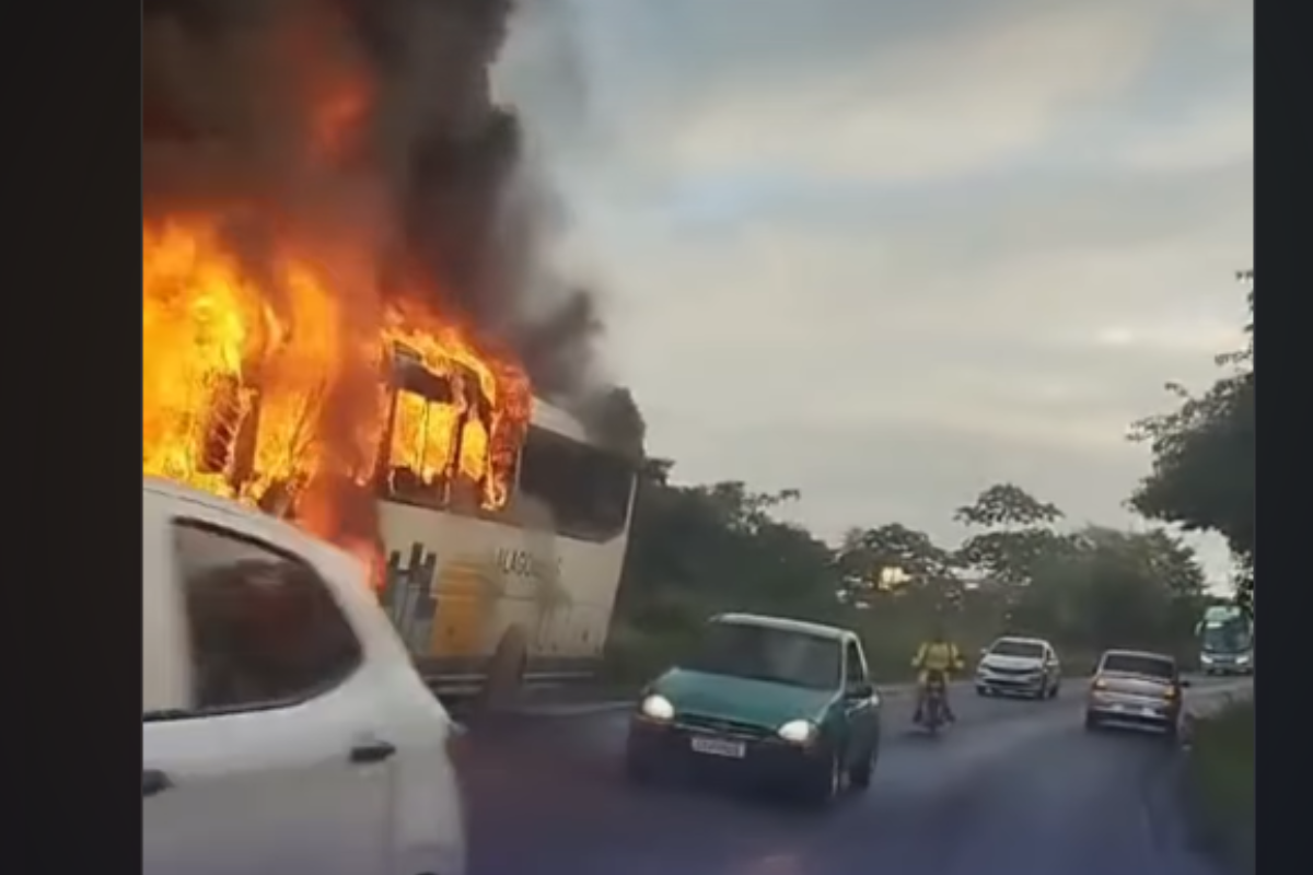 &Ocirc;nibus Peg Foto Em Catu, Na Bahia