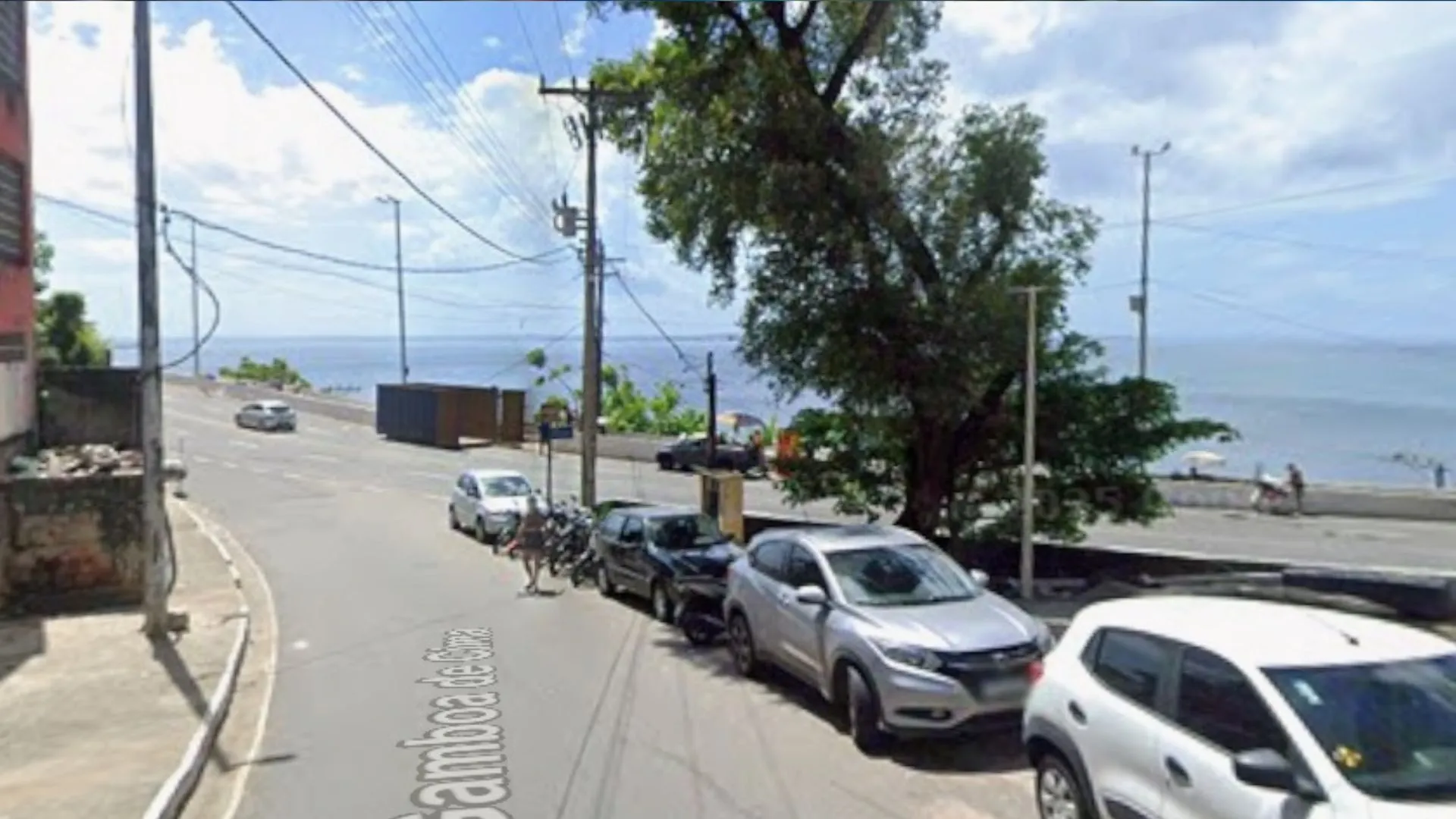 Passageiro de táxi é baleado na região da Gamboa, em Salvador