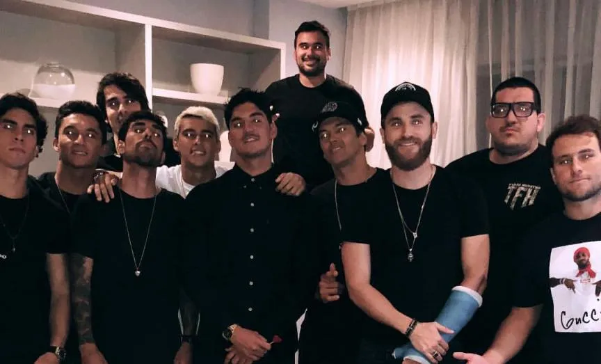 “Miniférias” no Brasil agitada. Após jogo, Neymar prestigia festa do surfista Gabriel Medina.