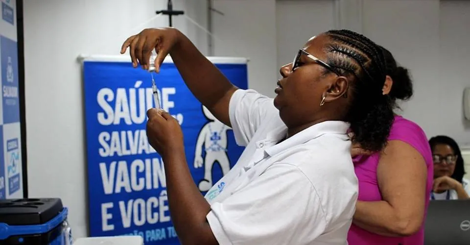 Imunizantes contra covid, poliomielite, gripe e dengue são ofertados em 45 pontos de Salvador neste sábado (15)