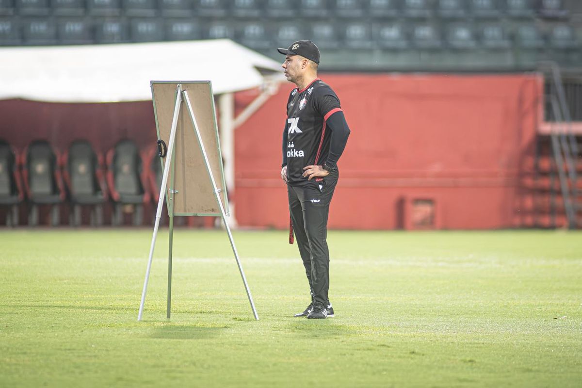 Jair Ventura em prepara&ccedil;&atilde;o do Vit&oacute;ria. Foto: Reprodu&ccedil;&atilde;o | ECV