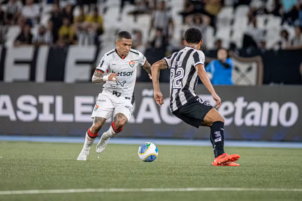 Lucas Esteves em ação pelo Vitória. Foto: Divulgação/Vitória