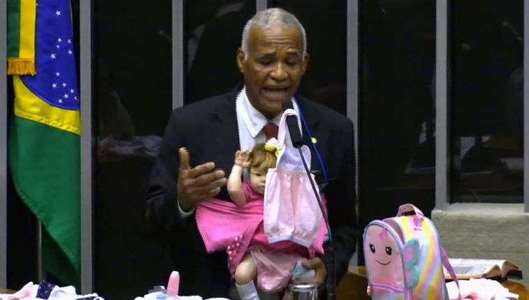 Pastor Isidório leva bebê reborn para Câmara dos Deputados. Foto: Reprodução / Câmara de Deputados