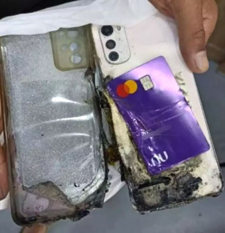 O celular ficou parcilamente danificado pela explosão e a empresa informou que vai apurar o caso. Foto: Redes Sociais