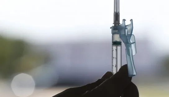 Estudo indica que vacinas aumentam proteção de quem já teve Covid-19
