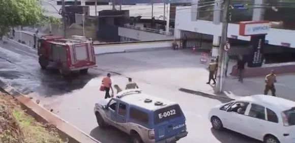 VIOLÊNCIA: Homem fica ferido na Avenida Paralela ao se envolver em acidente fugindo de assaltantes