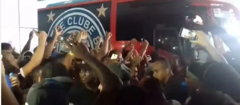 DEUS ACOMPANHE! Torcedores do Bahia fazem despedida calorosa antes de jogo decisivo; Veja vídeos