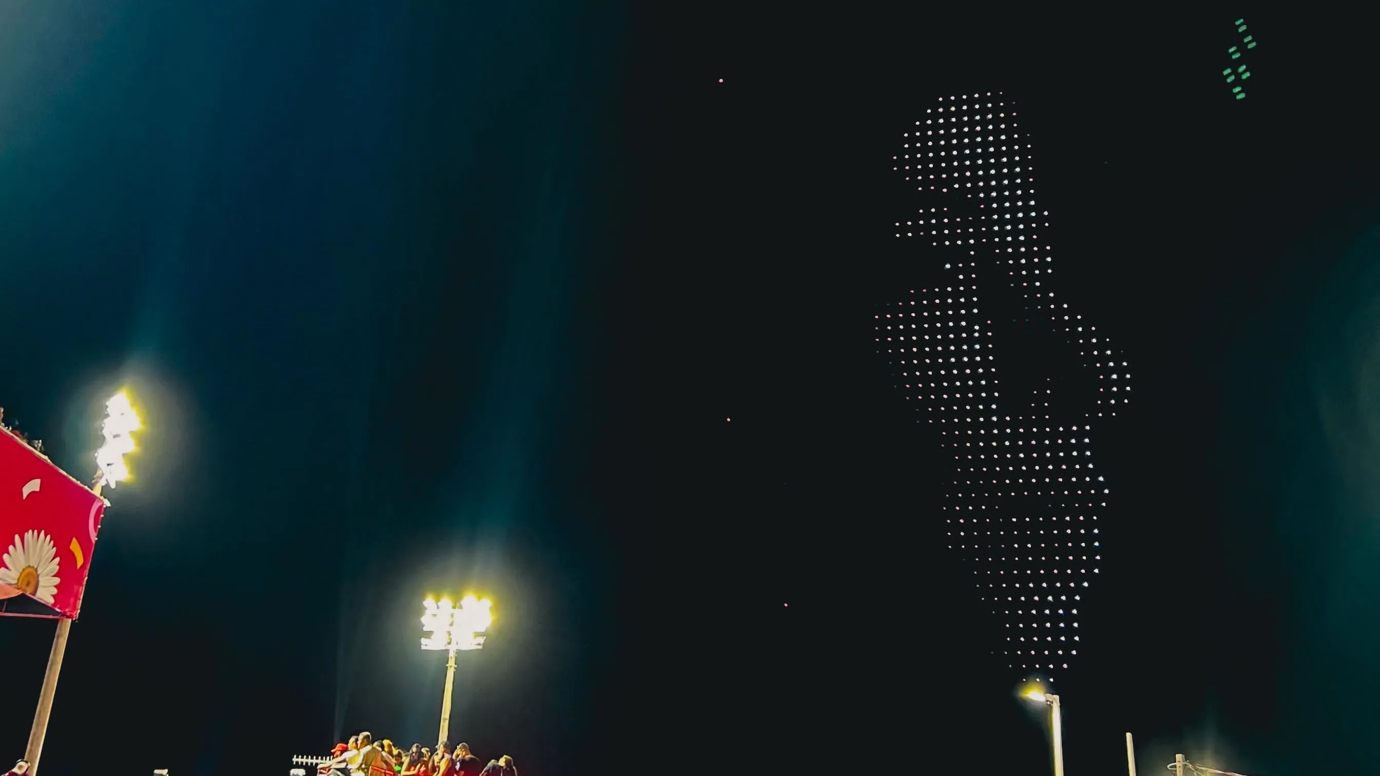 Show de drones homenageia Fernanda Torres no Carnaval; veja vídeo