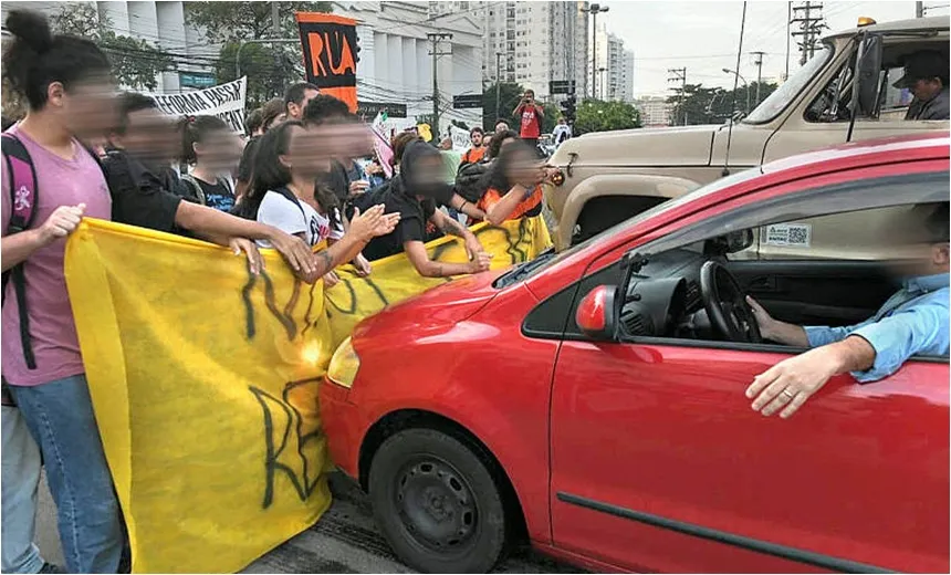 Três pessoas são atropeladas em manifestação em Niterói