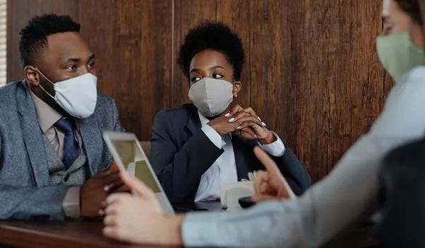 Coronavírus se espalha pelo ar e pode viajar quase dois metros, diz agência reguladora dos EUA