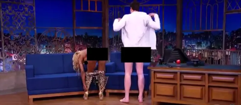 “EVA E ADÃO”: Para divulgar música, Inês Brasil tira a roupa de Danilo Gentili no The Noite
