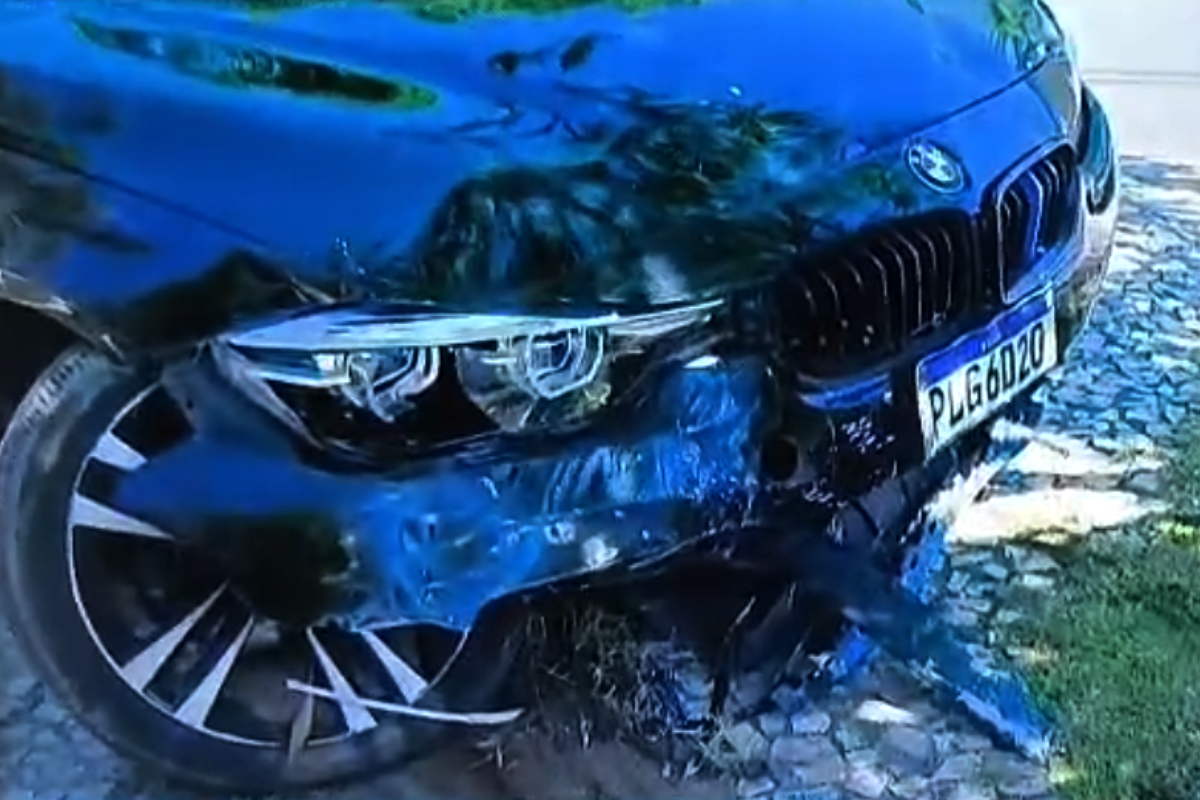 O adolescente atropelou dois homens na tarde desta quinta-feira ap&oacute;s pegar o carro da m&atilde;e em Guarajuba, Cama&ccedil;ari. Foto: Redes Sociais