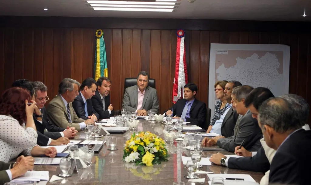 Em reunião com ministros, Rui pede cinco mil casas para vítimas da chuva