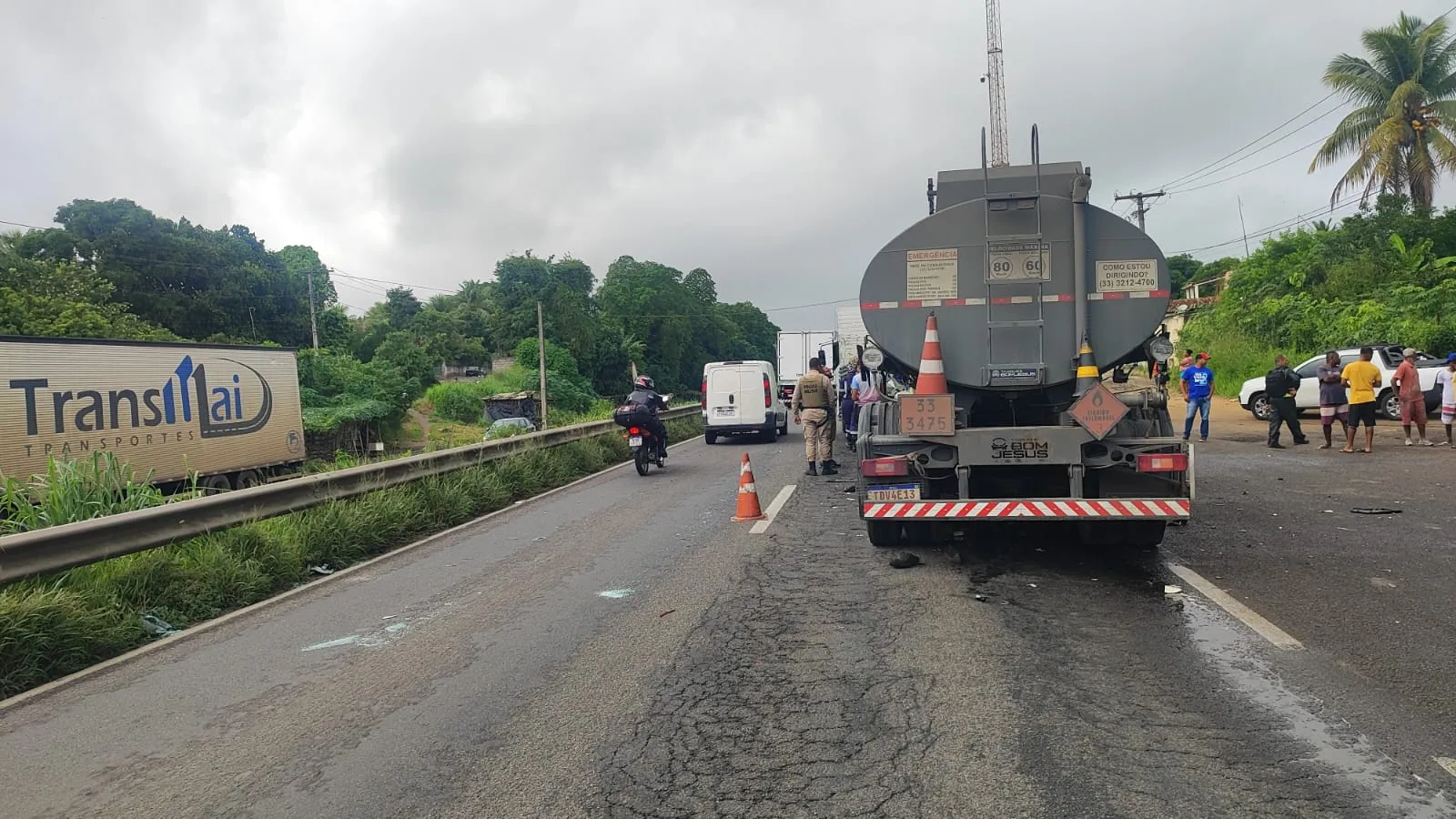 Acidente entre caminhões provoca interdição 3 congestionamento na BR-324