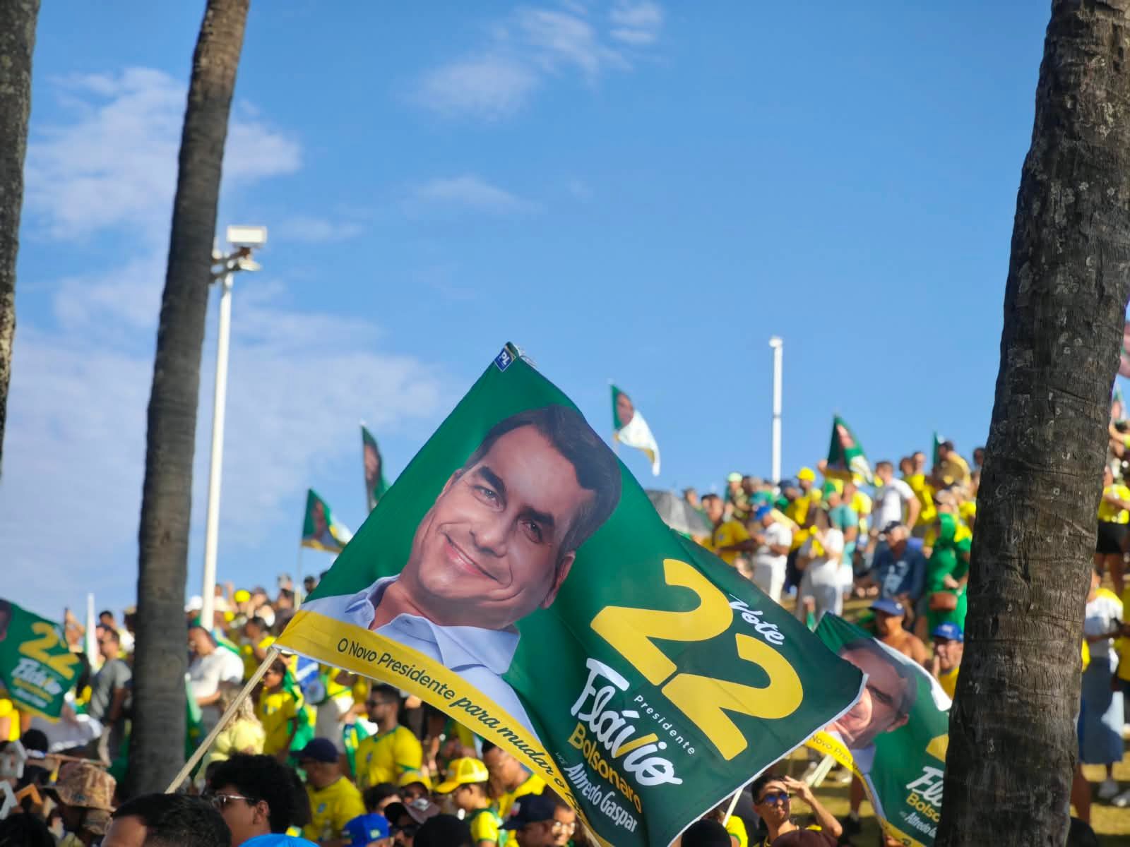 Apoiadores de Fl&aacute;vio Bolsonaro se re&uacute;nem no Farol da Barra