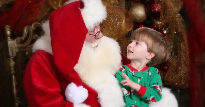Menino de 5 anos morre nos braços do ‘bom velinho’ após fazer último pedido: “Papai Noel, você pode me ajudar?”