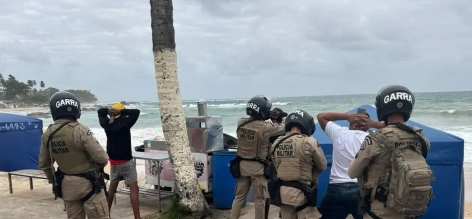 Policiais militares durante operação contra tráfico de drogas em Itapuã Salvador 