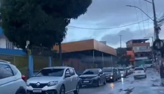 Quedas de árvore e poste causam congestionamento de veículos na região da Mata Escura
