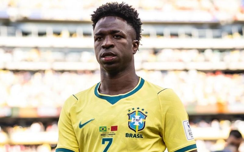 Além do desempenho em campo, Vini Jr também costuma ser alvo frequente de atenção da mídia internacional, fator que aumenta sua preocupação com exposição durante grandes torneios/Foto: Reprodução