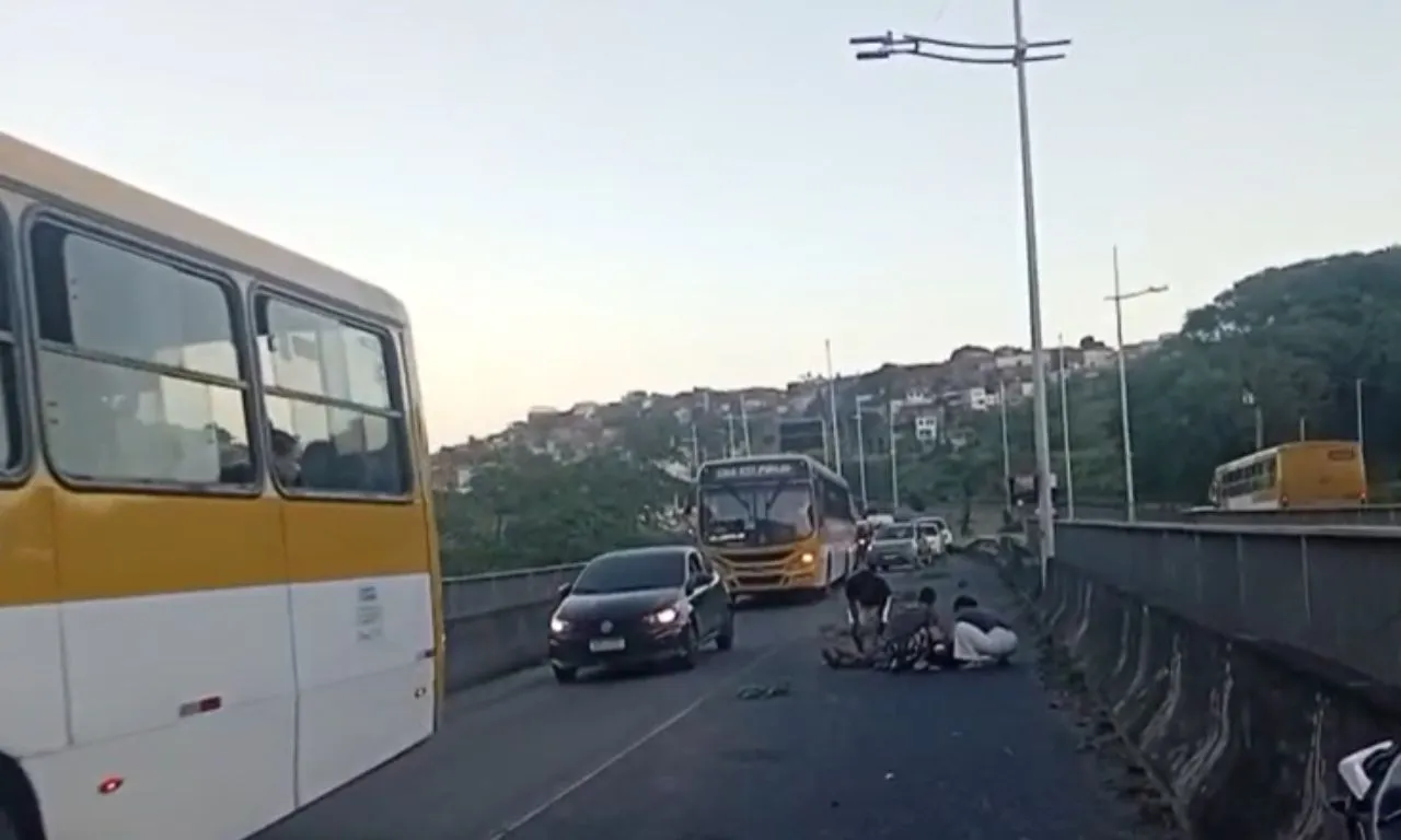 VÍDEO: motociclista fica ferido após acidente na ligação Lobato-Pirajá, em Salvador