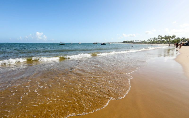 Guarajuba &eacute; conhecida por trechos com correntes de retorno, que podem surpreender at&eacute; banhistas experientes. Especialistas orientam aten&ccedil;&atilde;o redobrada e respeito &agrave; sinaliza&ccedil;&atilde;o existente na praia. Foto: Monique Renne