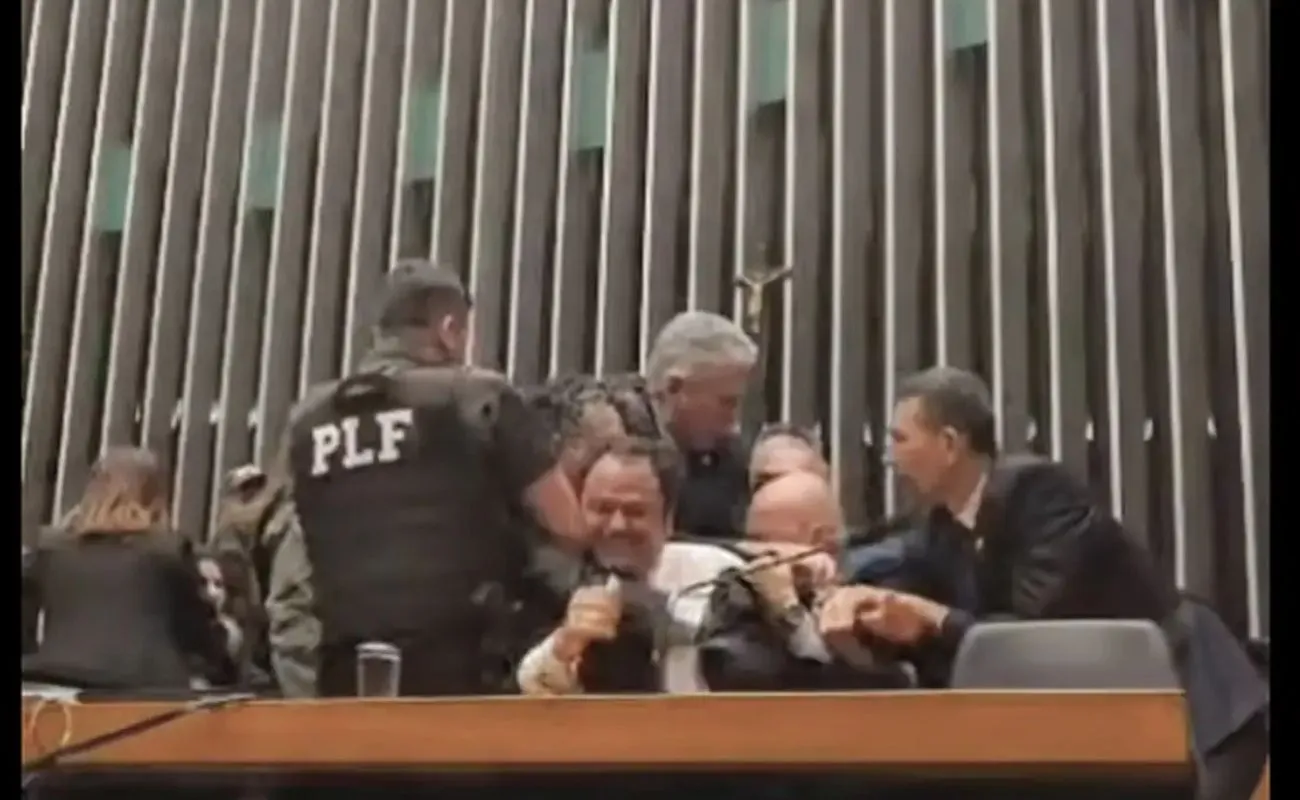 Após tumulto, Motta afirma que Glauber Braga desrespeitou a Câmara