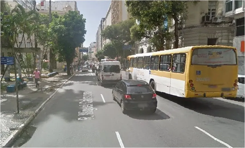 Acidente envolvendo moto e ônibus deixa trânsito lento no bairro do Comércio