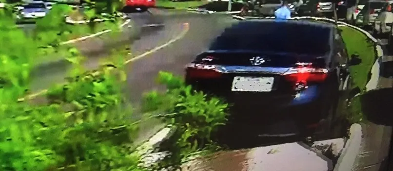 VASCO DA GAMA: Carro cai no canteiro central da via e desperta atenção de curiosos; Congestionamento é grande