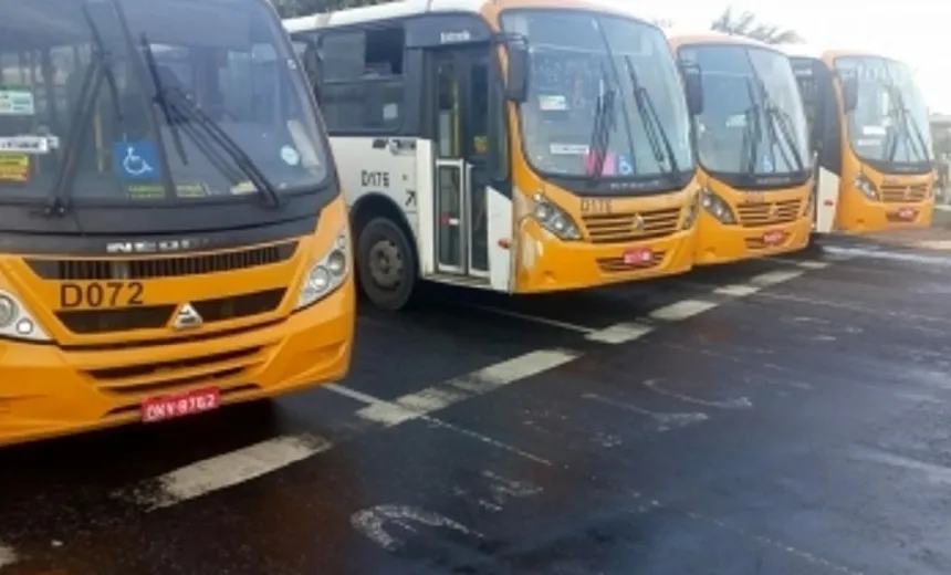 AMARELINHO: Protesto de rodoviários de micro-ônibus interdita trânsito em Salvador