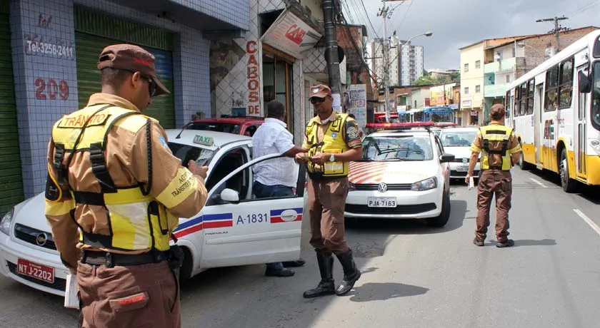 Transalvador multa 178 motoristas em operação na Avenida San Martin