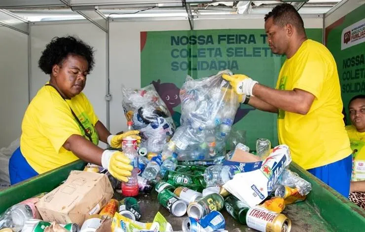 Coleta seletiva solidária é realizada por associações e cooperativas na Lavagem do Bonfim