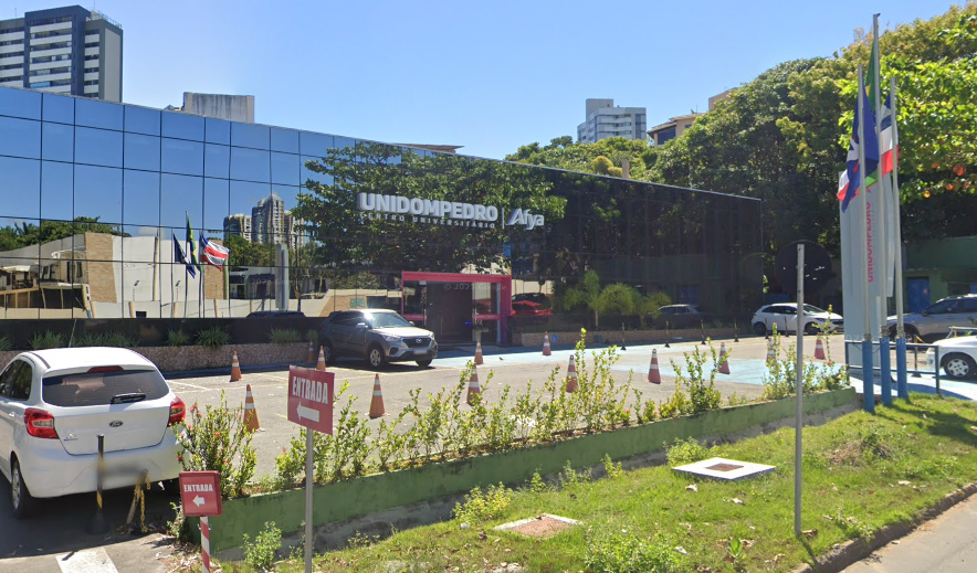 Estacionamento da faculdade estaria invadindo área ambiental de Salvador. Foto: Google Street View