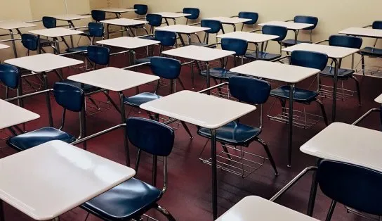 Professor discute com estudante no meio da sala de aula e situação é filmada; “seu lixo” 