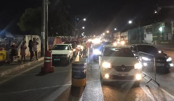 Tempo de espera em fila de ferry-boat chega a 3 horas e passageiros reclamam