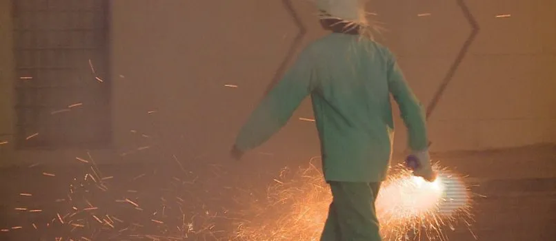 VEJA VÍDEO: Proibida, ‘Guerra de Espadas’ de Periperi é risco para participantes e moradores do bairro